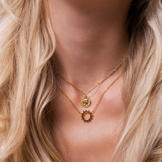 Gelaagde gouden ketting met zon hanger en muntje – Sophia van Amberz.