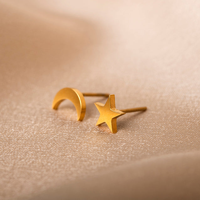 Gouden oorstekers dames in halve maan en ster vorm – Sun & Moon Studs van Amberz