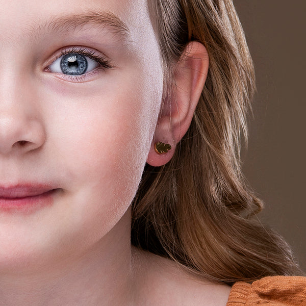 Gouden kinderoorbellen veer – Little Feather van Amberz