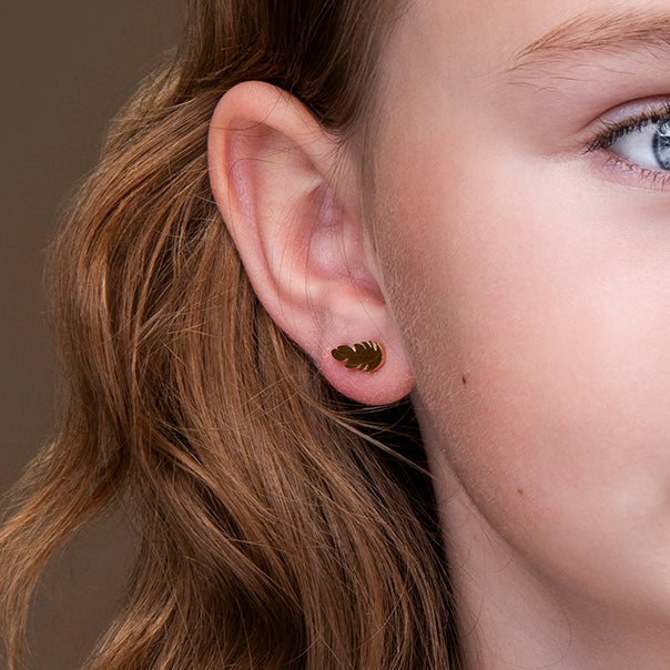 Gouden kinderoorbellen veer – Little Feather van Amberz