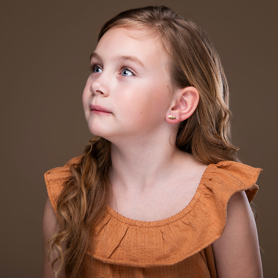 Gouden kinderoorbellen veer – Little Feather van Amberz