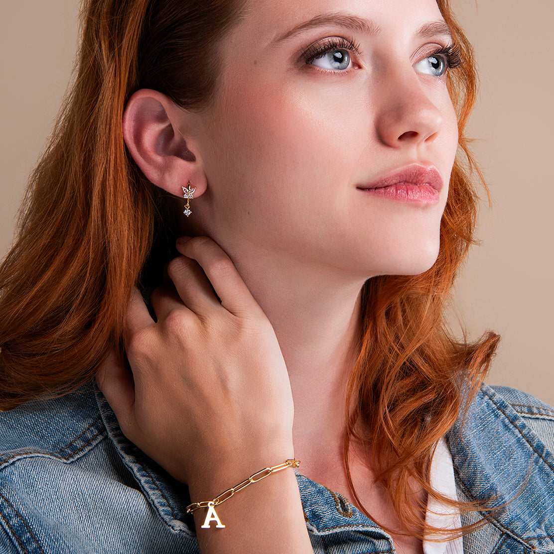 gouden vlinder oorbellen met zirkonia steentjes en hangend detail – elegant en sprankelend