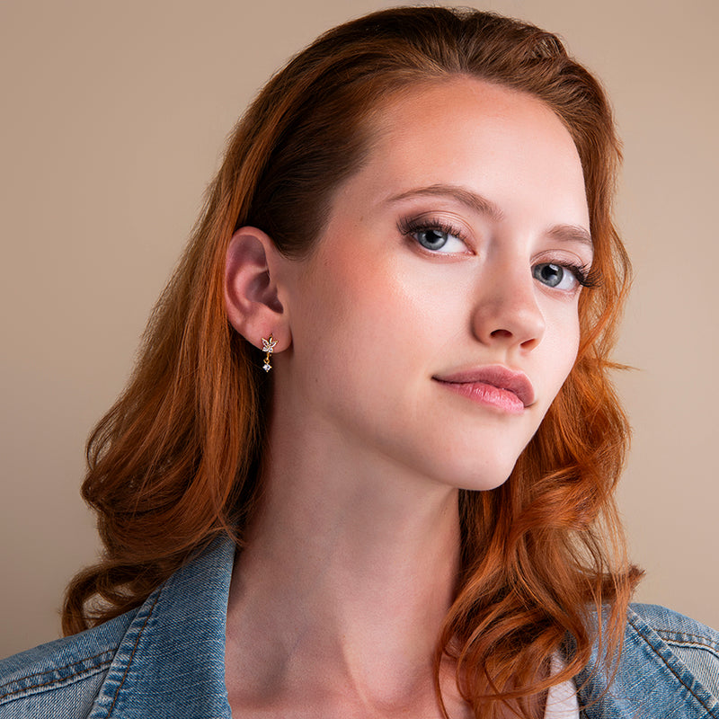 gouden vlinder oorbellen met zirkonia steentjes en hangend detail – elegant en sprankelend