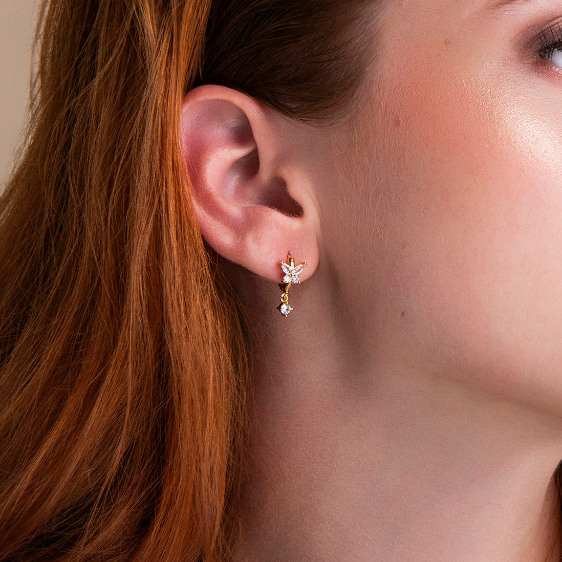 gouden vlinder oorbellen met zirkonia steentjes en hangend detail – elegant en sprankelend