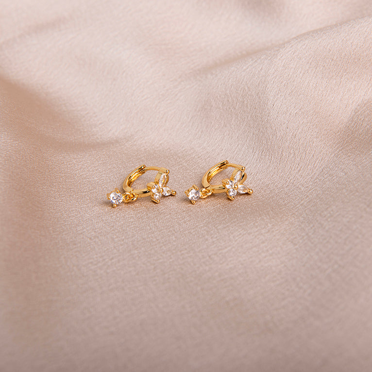 gouden vlinder oorbellen met zirkonia steentjes en hangend detail – elegant en sprankelend