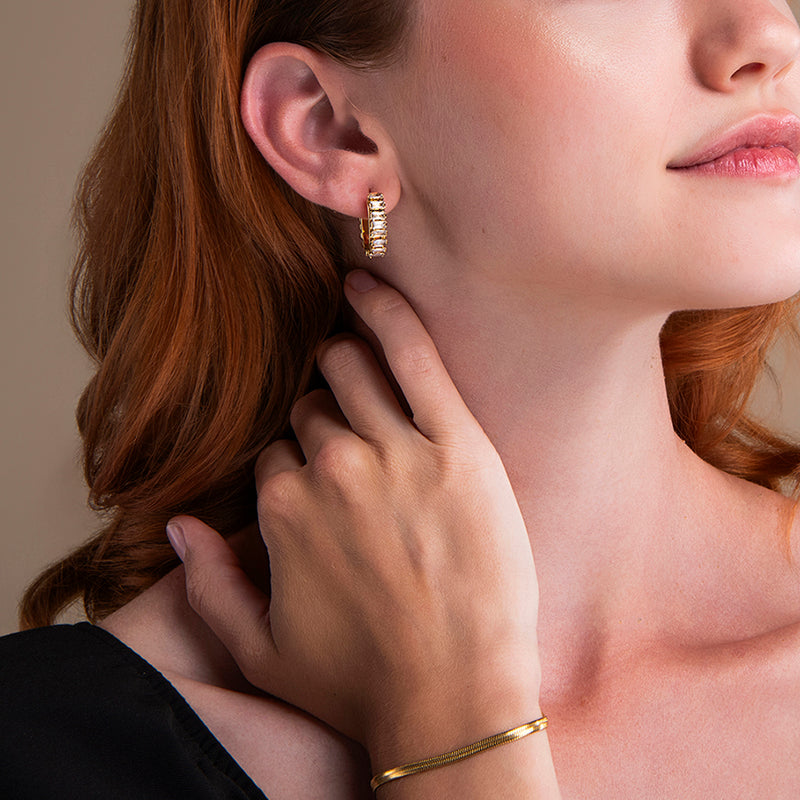 statement gouden oorbellen met baguette zirkonia stenen – halfronde luxe creolen met strakke look