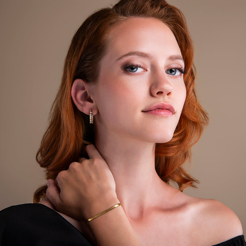 statement gouden oorbellen met baguette zirkonia stenen – halfronde luxe creolen met strakke look