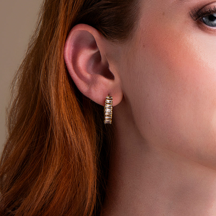 statement gouden oorbellen met baguette zirkonia stenen – halfronde luxe creolen met strakke look