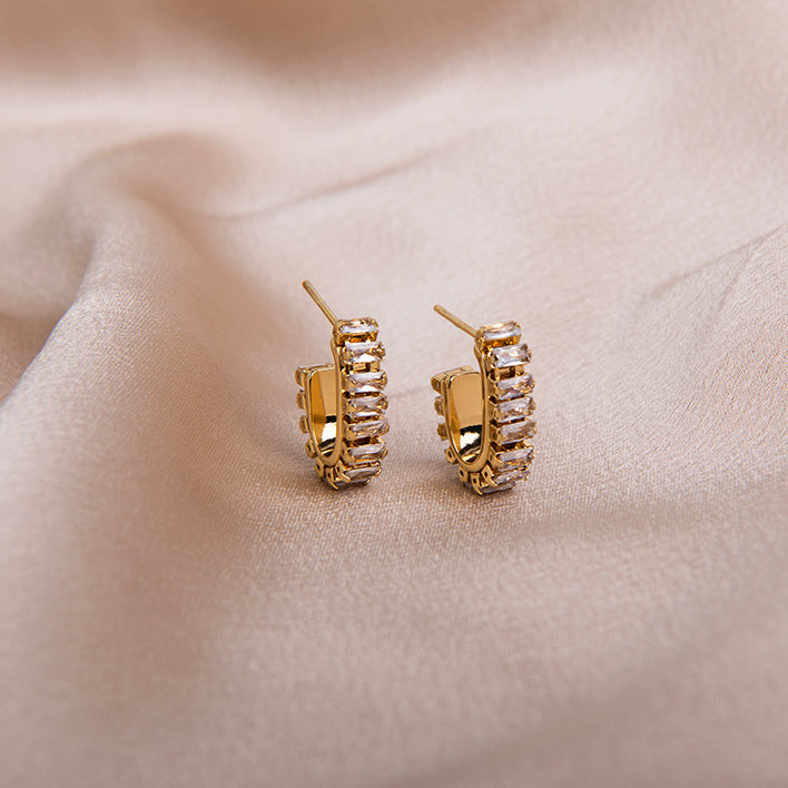 statement gouden oorbellen met baguette zirkonia stenen – halfronde luxe creolen met strakke look