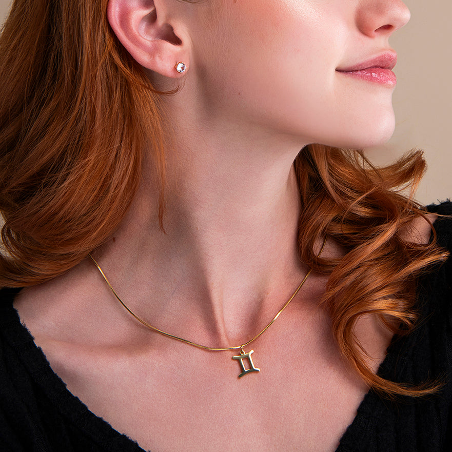 minimalistische gouden ketting met tweelingen sterrenbeeld hanger – zodiac ketting enkel