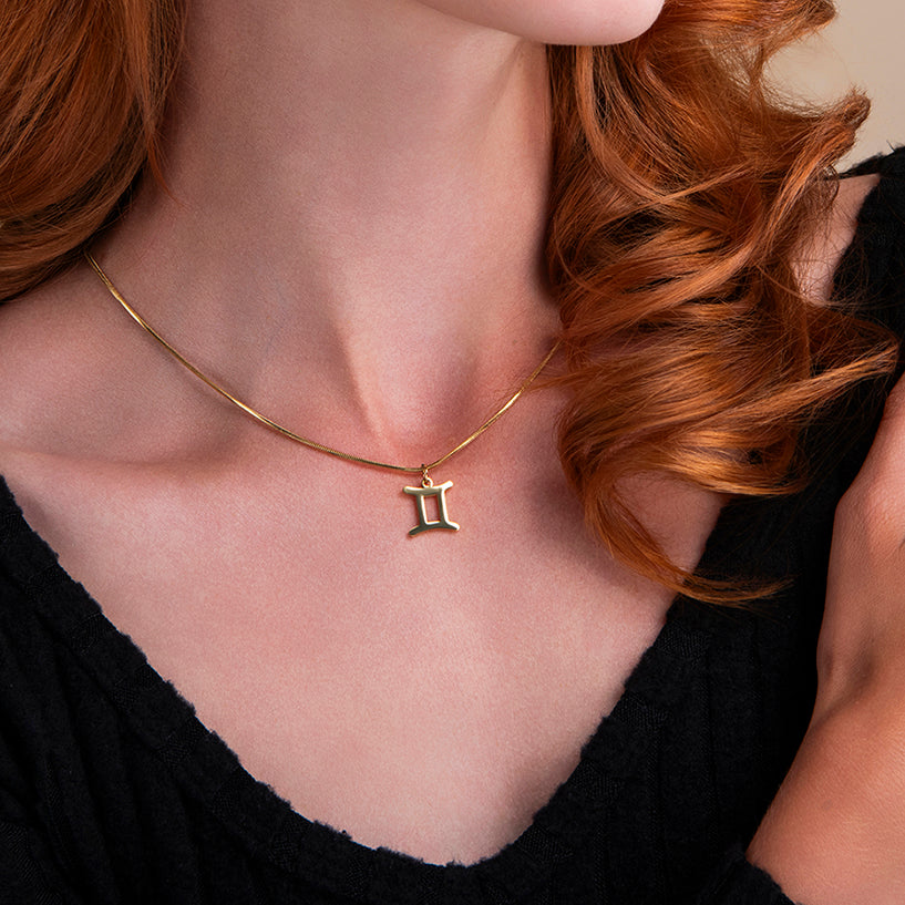 minimalistische gouden ketting met tweelingen sterrenbeeld hanger – zodiac ketting enkel