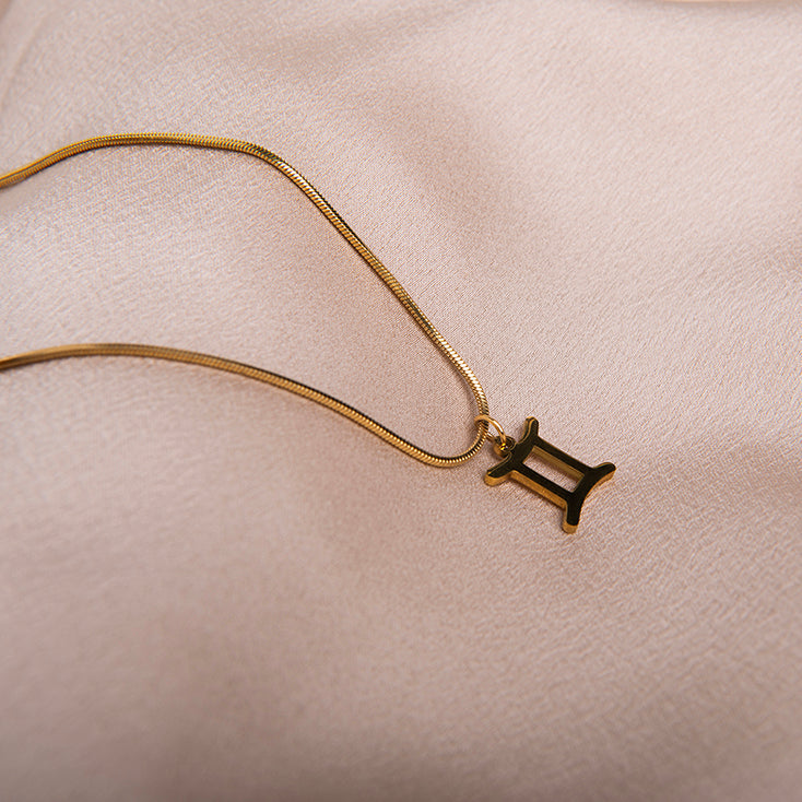 minimalistische gouden ketting met tweelingen sterrenbeeld hanger – zodiac ketting enkel