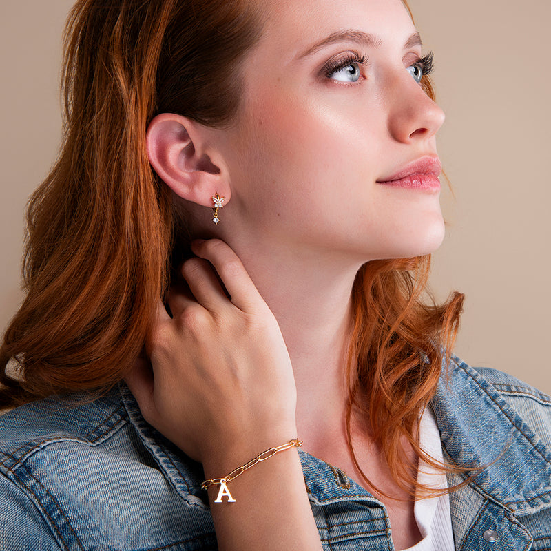 amberz gouden letter armband met verstelbare schakelketting en gepersonaliseerde initialen hanger – duurzaam en waterproof