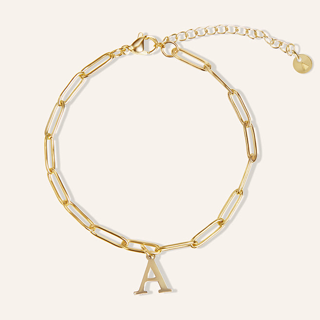 amberz gouden letter armband met verstelbare schakelketting en gepersonaliseerde initialen hanger – duurzaam en waterproof