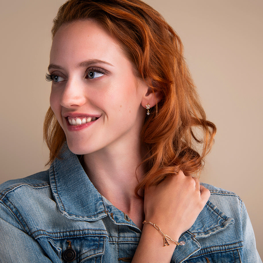 amberz gouden letter armband met verstelbare schakelketting en gepersonaliseerde initialen hanger – duurzaam en waterproof