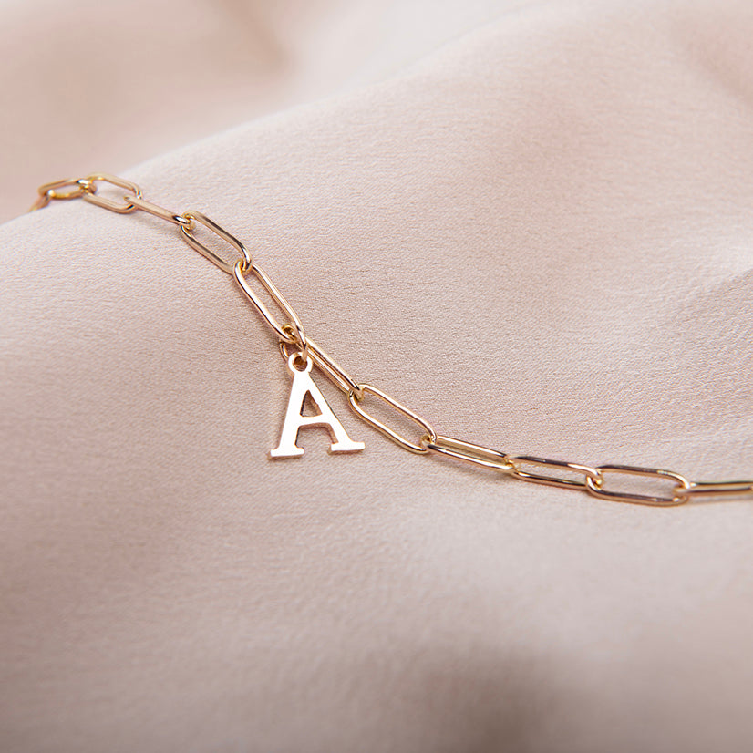 amberz gouden letter armband met verstelbare schakelketting en gepersonaliseerde initialen hanger – duurzaam en waterproof