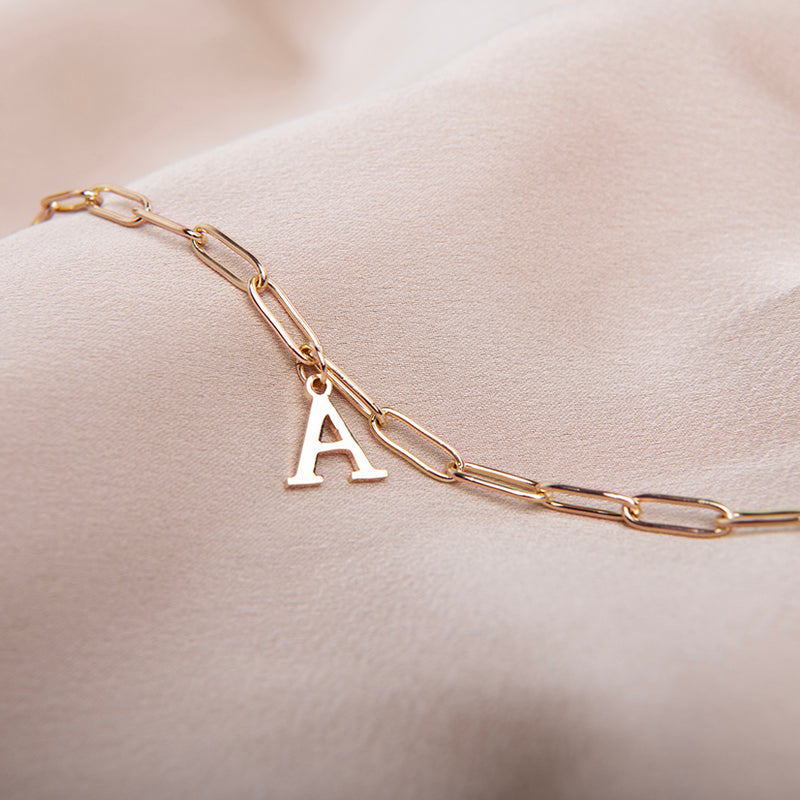 amberz gouden letter armband met verstelbare schakelketting en gepersonaliseerde initialen hanger – duurzaam en waterproof