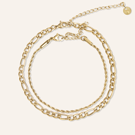 set van twee gouden armbanden – een grove schakelarmband en een gedraaide touwarmband, waterproof en duurzaam