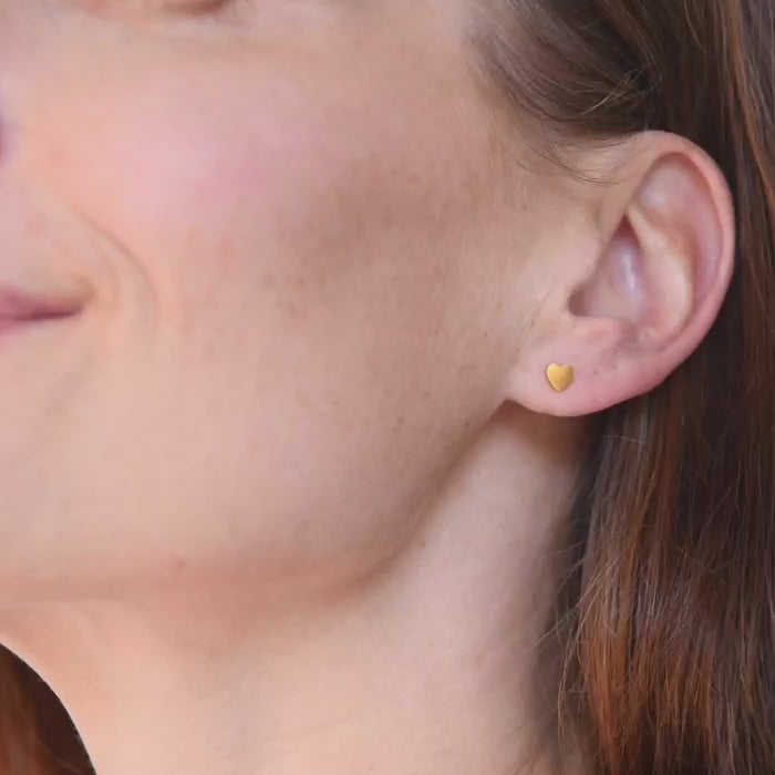 amberz gouden hartjes oorbellen – minimalistische studs van roestvrij staal, hypoallergeen en waterproof