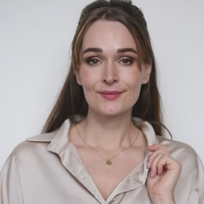 Gouden ketting met ronde munt hanger – Sandra van Amberz.