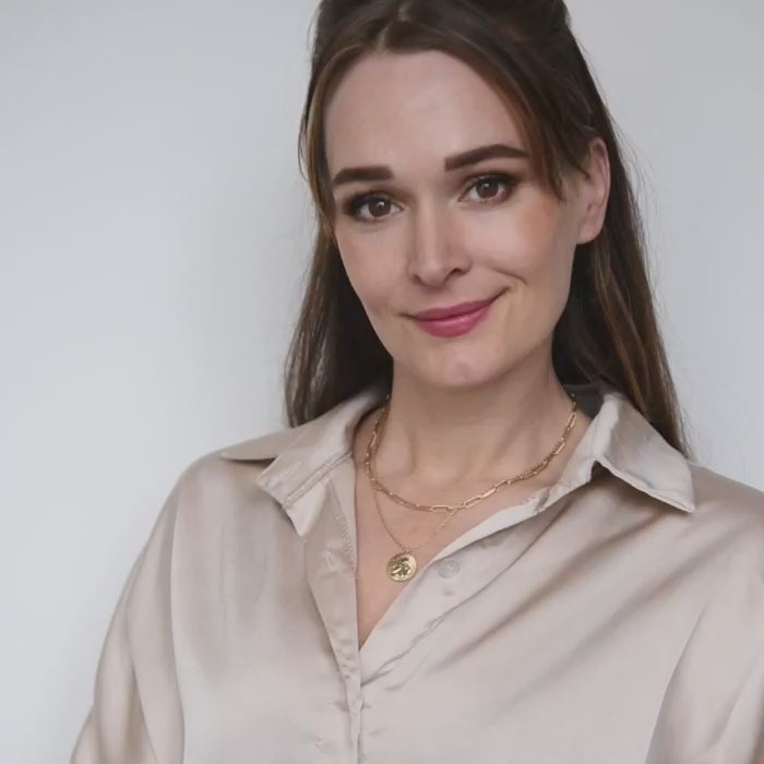 Gouden gelaagde ketting met gezicht gravure op munt hanger – Koko van Amberz.
