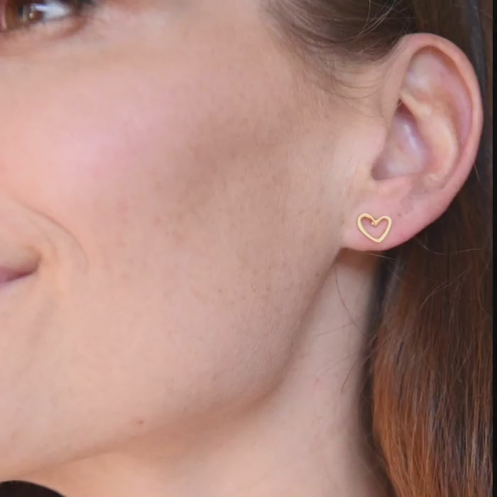 amberz gouden open hart oorbellen – minimalistische hypoallergene sieraden van verguld staal, symbool van liefde en zelfliefde