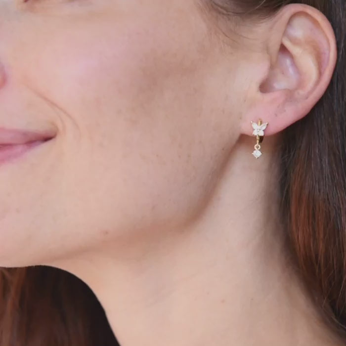 gouden vlinder oorbellen met zirkonia steentjes en hangend detail – elegant en sprankelend