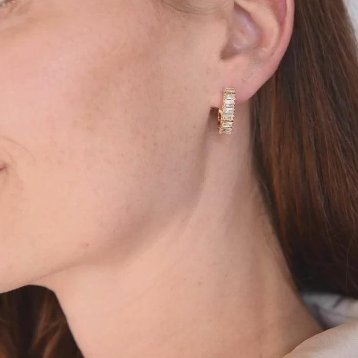 statement gouden oorbellen met baguette zirkonia stenen – halfronde luxe creolen met strakke look