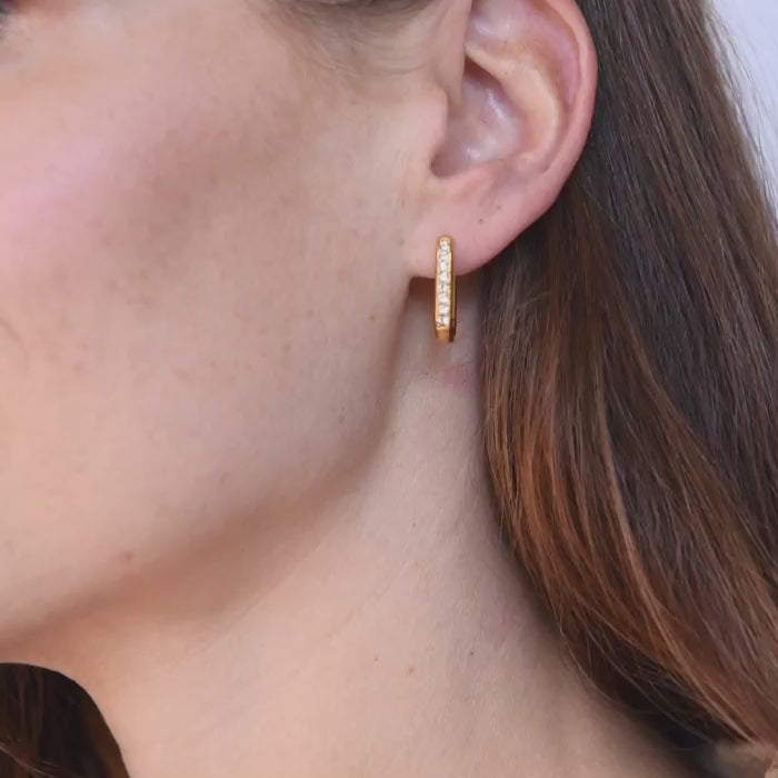 amberz gouden oorringen met zirkonia – rechthoekige hoops van verguld roestvrij staal, elegant en waterproof