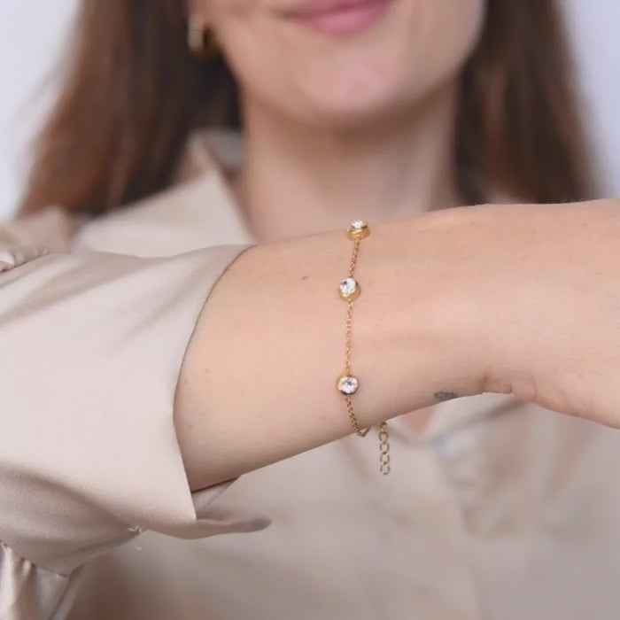 gouden armband met drie zirkonia steentjes – minimalistisch, waterproof en hypoallergeen