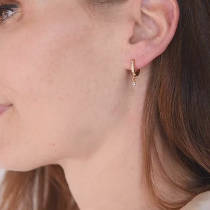 amberz gouden oorringen met zirkonia steentjes en druppel hanger – elegante huggie oorbellen, waterproof en hypoallergeen