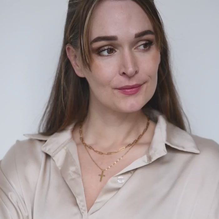 Gouden dubbele ketting met schakelketting en kruis hanger – Grace Cross van Amberz.