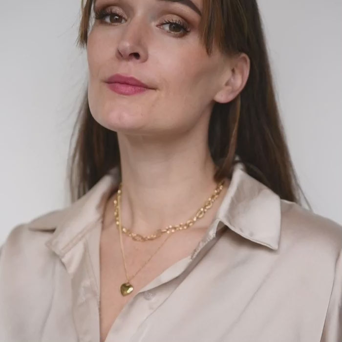 Gouden dubbele ketting met hart hanger en grove schakels – Jolan van Amberz.