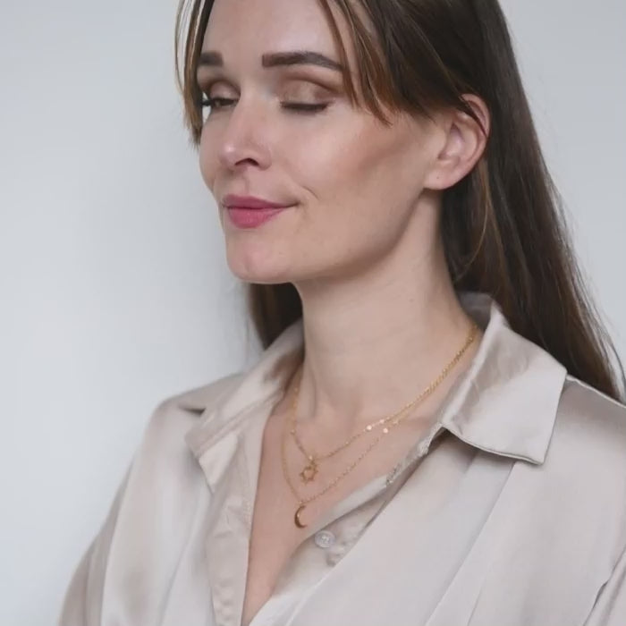 Gouden dubbele ketting met zon en maan symbolen – Lola van Amberz.
