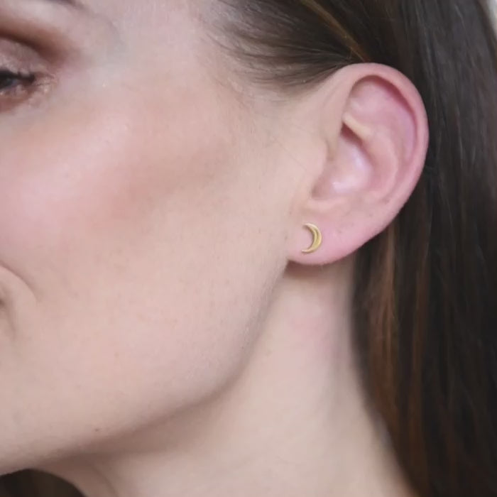 Gouden oorbellen in halve maan vorm – moon studs van Amberz.