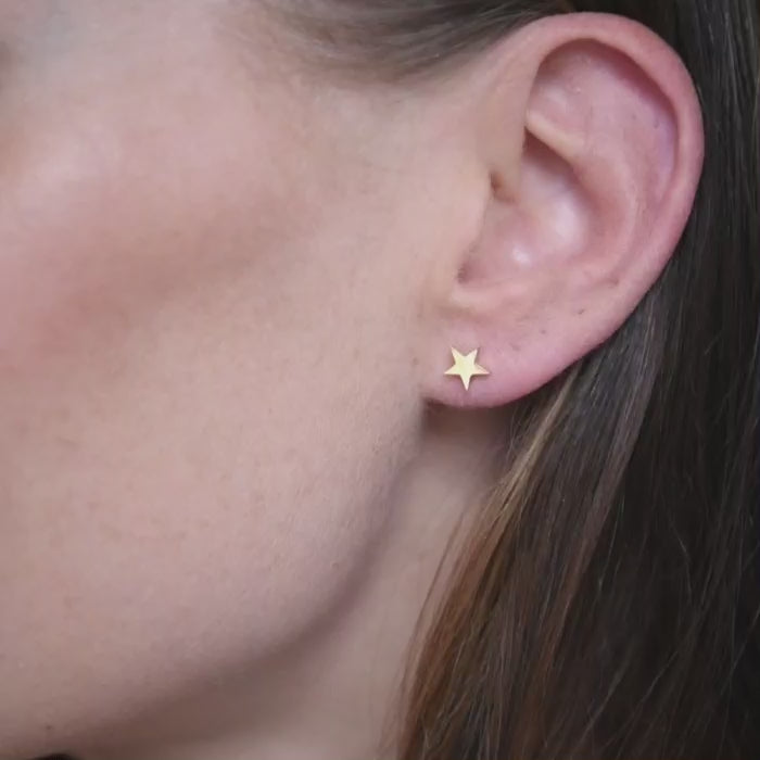 Gouden oorringen met ster bedels – ster studs van Amberz.