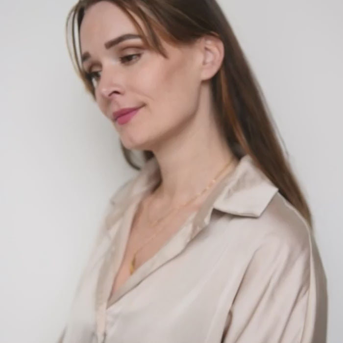 Gelaagde vergulde ketting met V-detail en veerhanger – Mari van Amberz, waterproof en hypoallergeen.