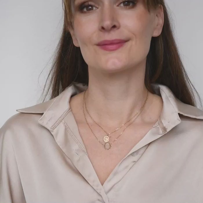 Gelaagde gouden ketting met zon hanger en muntje – Sophia van Amberz.